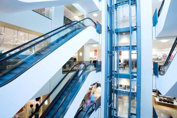 Liftmanagement: Mehrere Rolltreppen und Aufzüge in einem Shopping-Center.