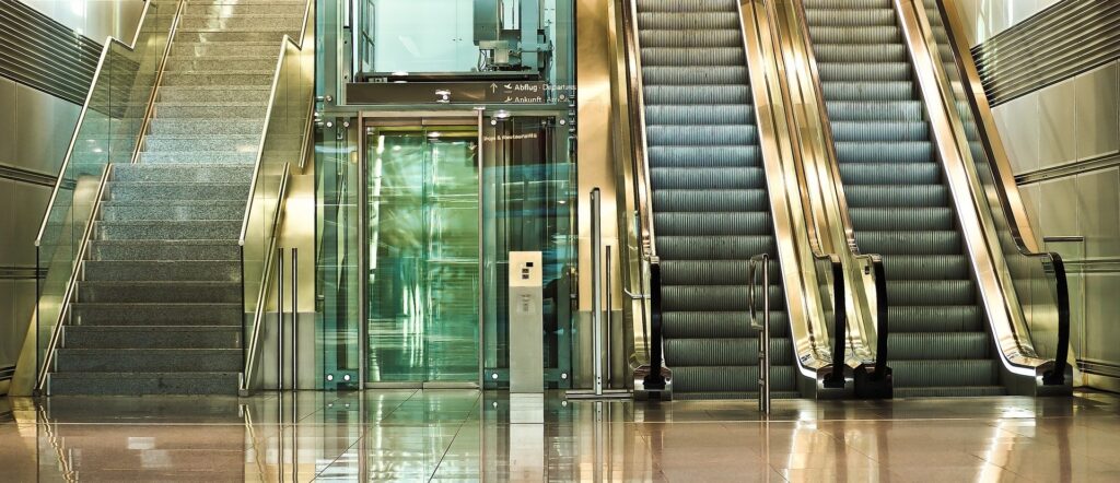 Aufzugsplanung mit LiftPLAN360: Eine Treppe, eine Aufzug und zwei Rolltreppen nebeneinander.